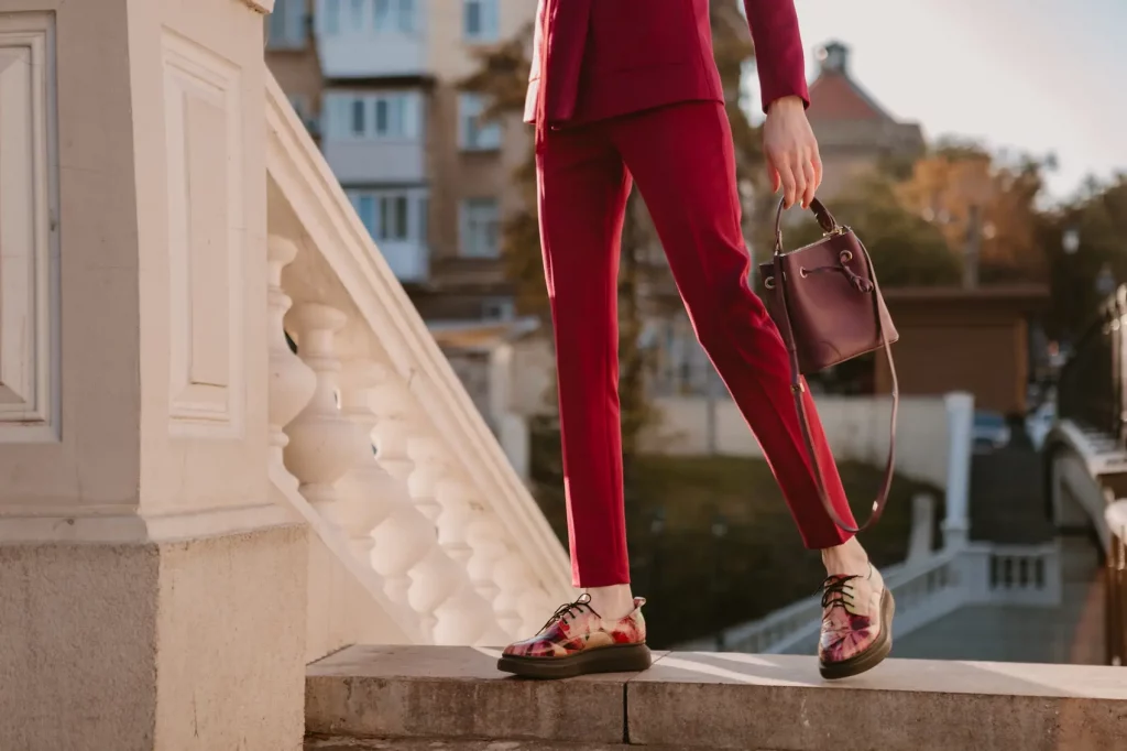 Elegante Schuhe für Damen: floral gemusterte Oxford-Schuhe kombiniert mit roter Anzughose