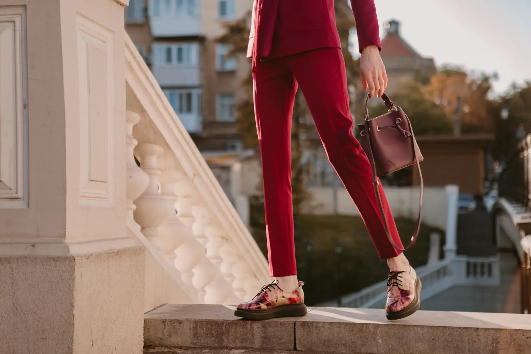 Elegante Schuhe für Damen: floral gemusterte Oxford-Schuhe kombiniert mit roter Anzughose